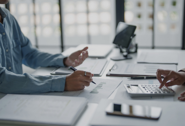 Analiza danych finansowych i audyt śledczy w ramach wewnętrznych postępowań wyjaśniających.